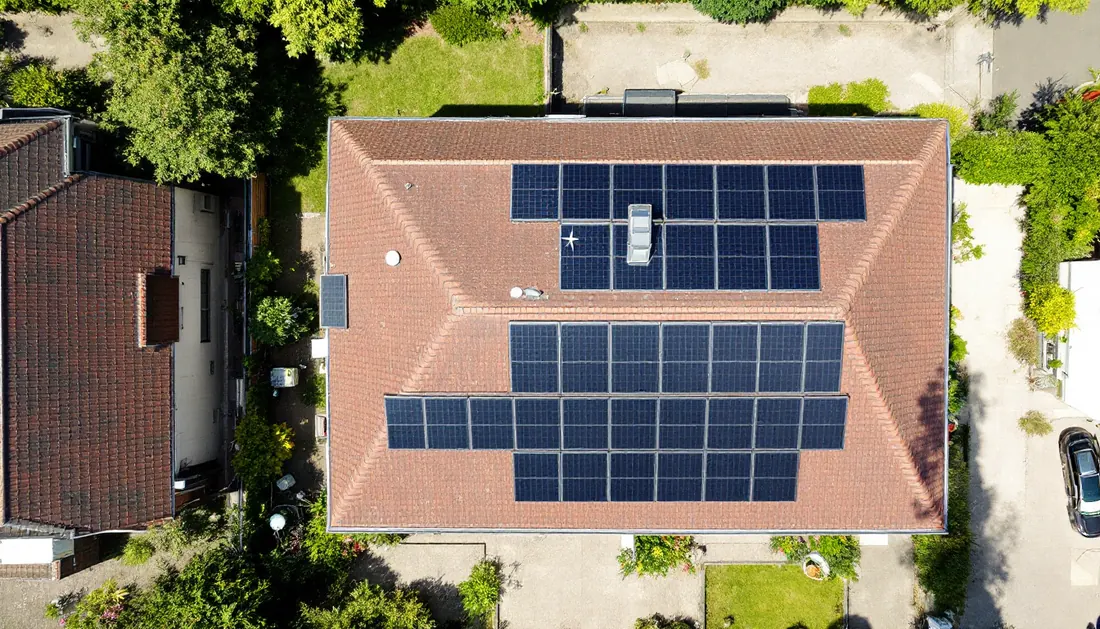 Vue aérienne d'une toiture résidentielle couverte de panneaux solaires
